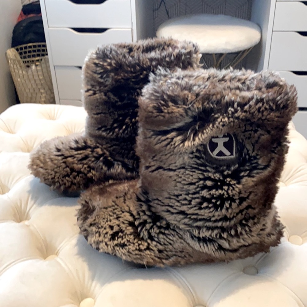 Women size 6, UK 3/4 bedroom athletics fury slippers
